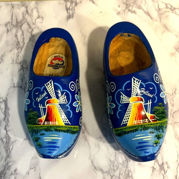 Souvenir Painted Wooden Shoes Windmill Landscape Blue Background US Child Sz 6 - Picture 1 of 6
